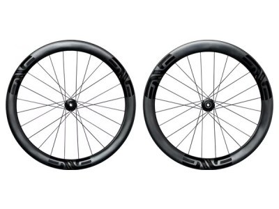 Ottimizza le tue prestazioni in bicicletta! Scopri i vantaggi delle ruote a profilo alto per il triathlon: aerodinamica, velocità e risparmio di tempo.