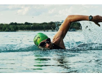 Migliora la tua performance in piscina per il triathlon con esercizi e piani di allenamento efficaci