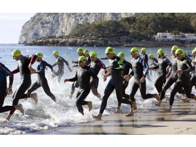 Non confundete più! Scopri le differenze fondamentali tra una muta da triathlon e una da surf per scegliere l'attrezzatura ideale. Consigli di esperti.