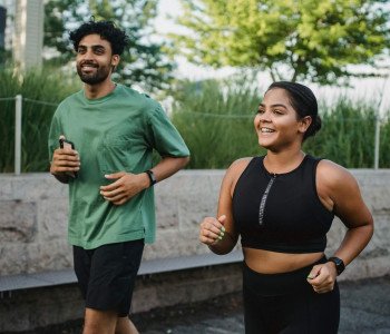 Sourire pendant l’effort : un réflexe puissant pour mieux performer en triathlon et trail