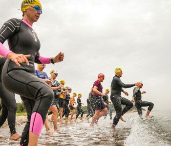 Comment enfiler facilement sa combinaison néoprène en triathlon ? Techniques, astuces et erreurs à éviter