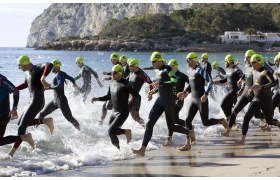 Non confundete più! Scopri le differenze fondamentali tra una muta da triathlon e una da surf per scegliere l'attrezzatura ideale. Consigli di esperti.