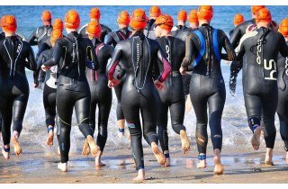 Confronta le ultime novità 2025 delle mute da triathlon in neoprene per uomo e donna