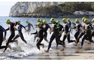 Non confundete più! Scopri le differenze fondamentali tra una muta da triathlon e una da surf per scegliere l'attrezzatura ideale. Consigli di esperti.
