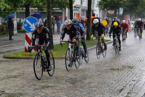 Lassen Sie sich vom Wetter nicht von Ihrem Wettkampf abhalten! Unser umfassender Leitfaden bereitet Sie auf den Triathlon bei Regen vor: Ausrüstung, Strategien und Sicherheit.