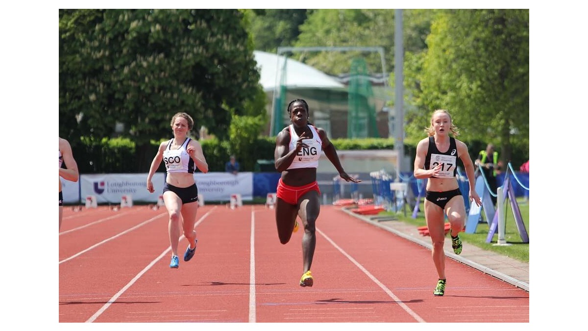 La corsa ideale è di 180 passi/minuto? Scopri la scienza dietro questo numero, i vantaggi di una falcata più veloce e come applicarlo al tuo allenamento.