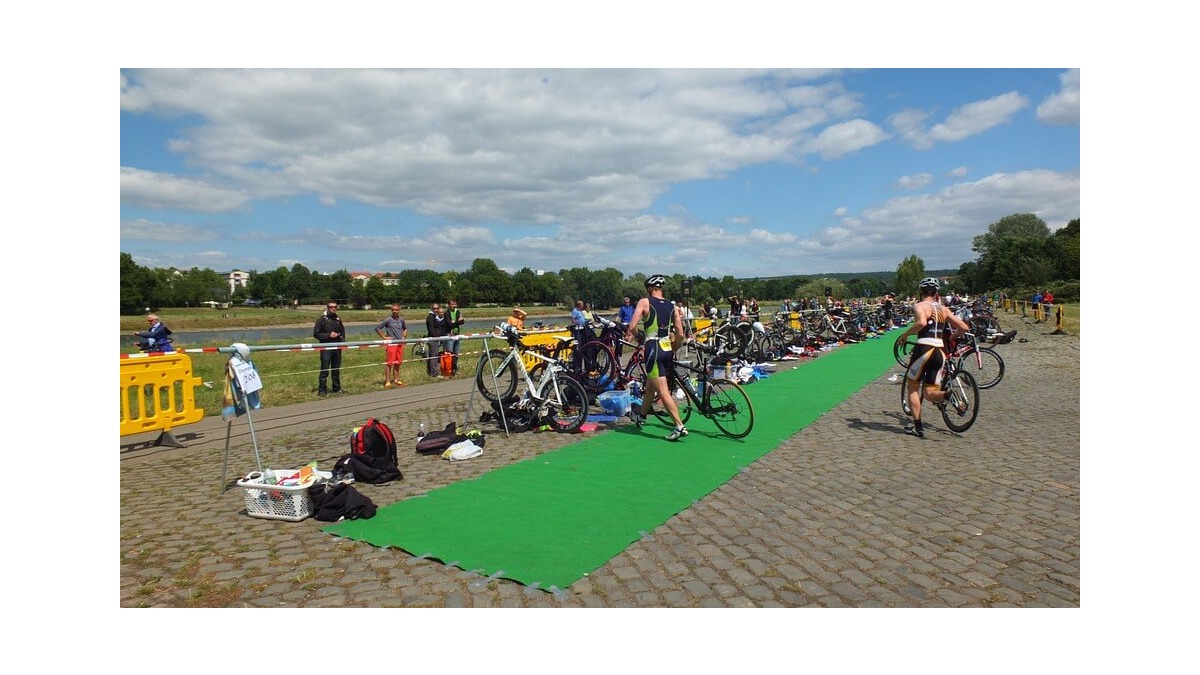 Optimize Your T1 and T2 Transitions in Triathlon: Tips and Techniques to Improve Speed and Save Precious Seconds.