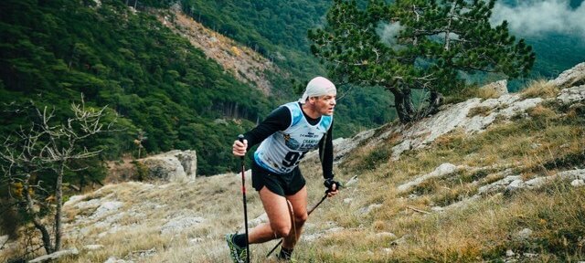 Courir avec des bâtons en trail : techniques, conseils et erreurs à éviter