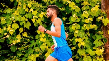 Descubre las pruebas esenciales para 10 km, medio maratón y maratón. Aprende a validar tu ritmo de carrera y ganar confianza.